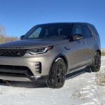 Land Rover Discovery goes in snow