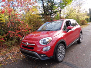The 2016 Fiat 500X joins subcompact crossover market.