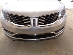 Sweeping headlights enhance MKX grille.